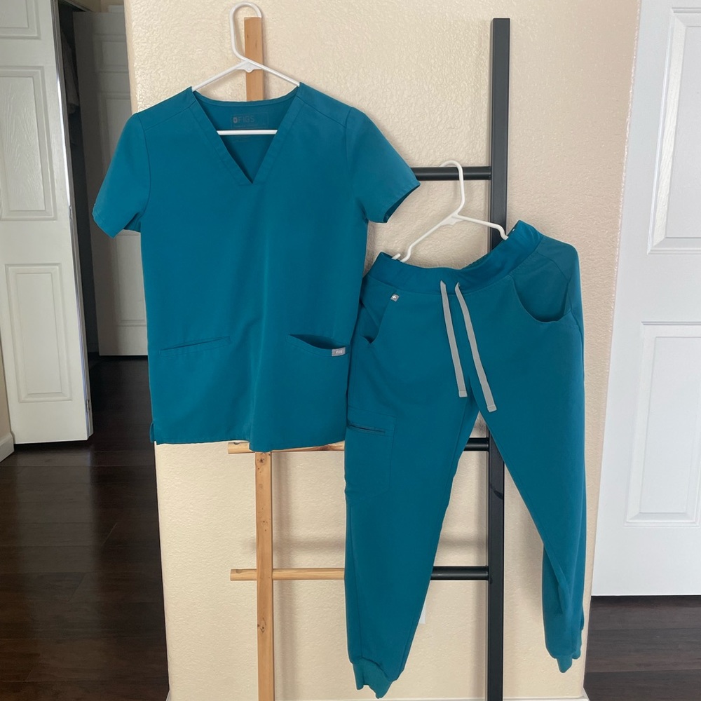 FIGS Pacific Blue High Waisted Zamora Joggers and Casma Top